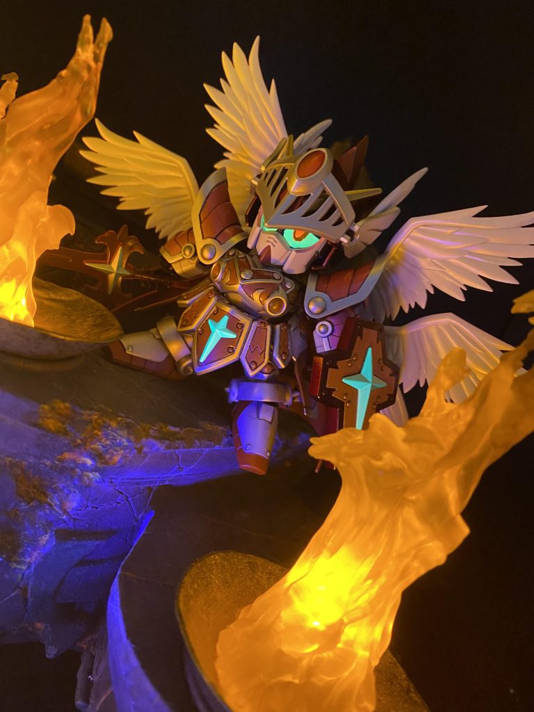 家にあった、フィギュアの台座を使い撮影してみました。そして、一応のビコーン！目、クリスタルパーツ、剣に盾や鎧の十字架などを蛍光塗料で塗装したのですが… またまた、わかっていた通り全てにライトが届かず、このショットになりました。