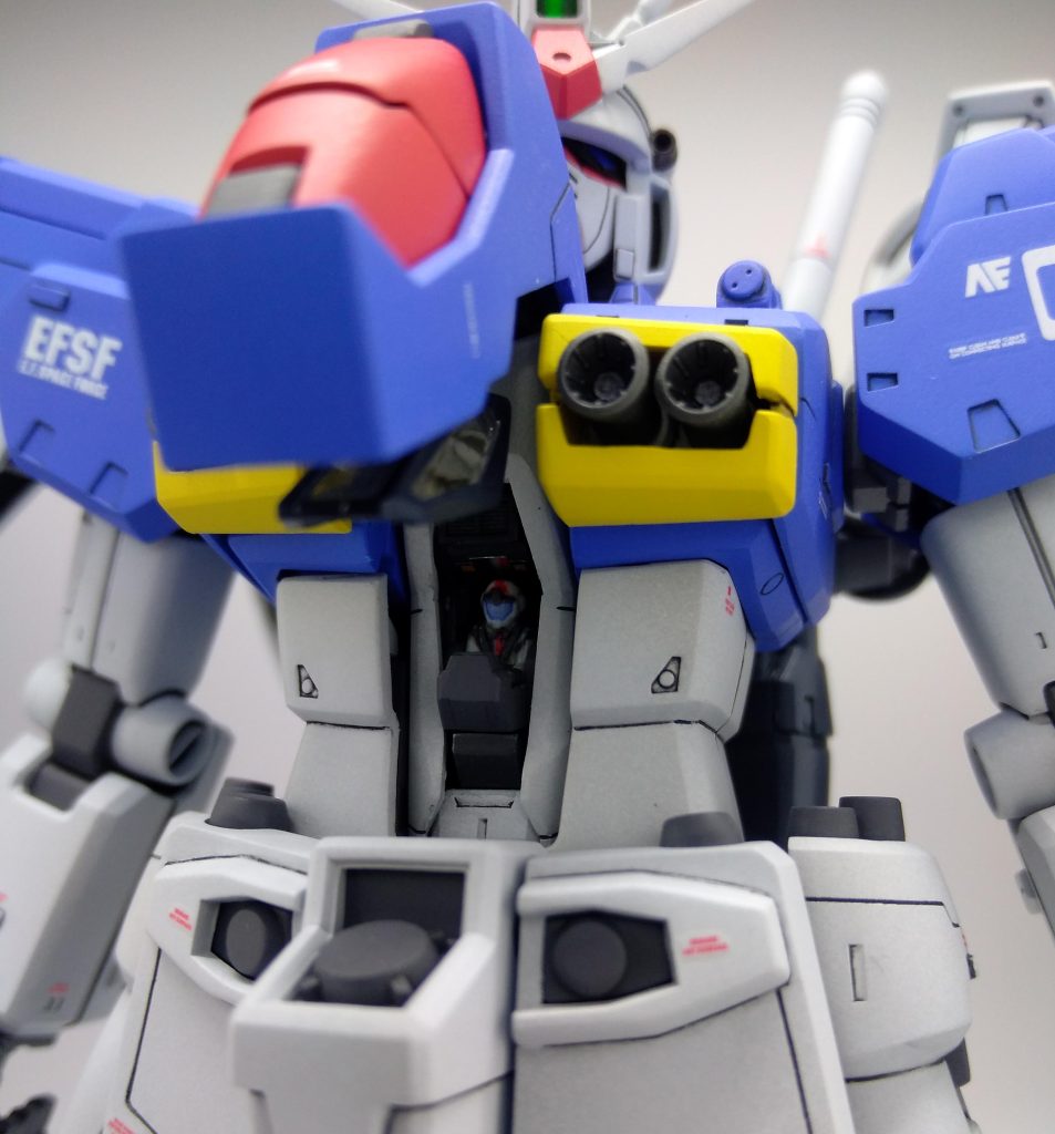 コアファイターにはウラキが座っております。パイロットとシートはMGガンダム2.0から流用です。完成後はどうせ直立不動で飾るんだからと割り切り、MS時形態固定です。