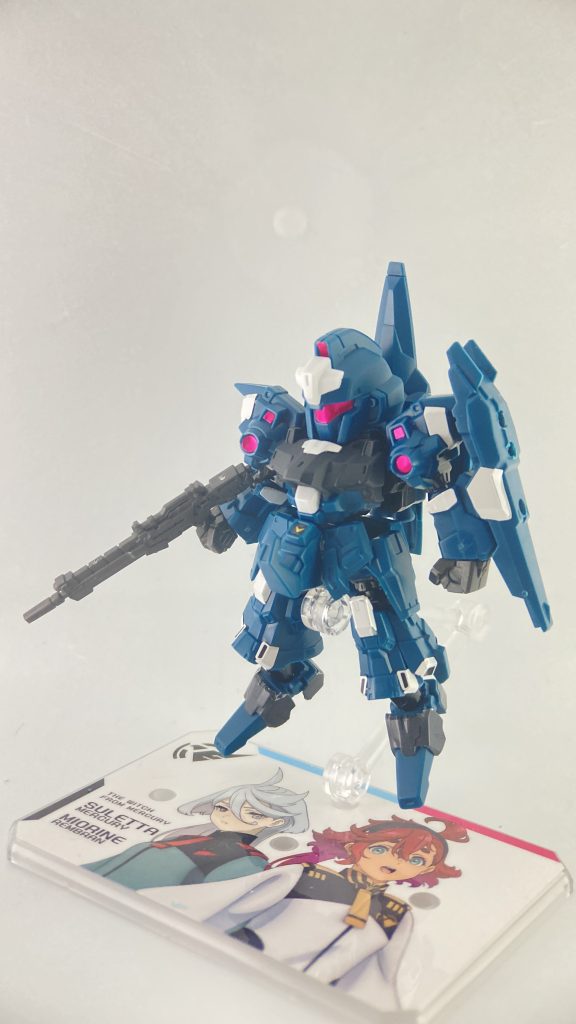 変形前のモビルスーツ形態。プロポーションはほぼそのままで、変形の都合で足首だけ少し延長しています。