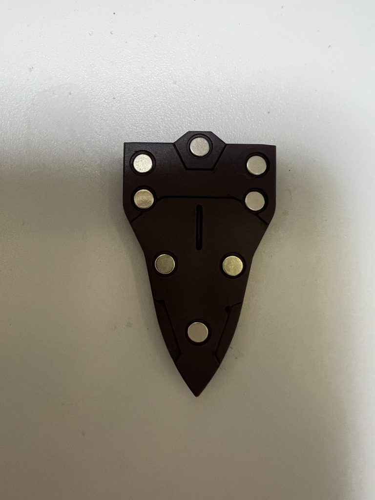 他の人と同じように3mmのネオジム磁石を入れる加工のみです。当たり磁石だときちんと保持してくれるのかなぁと悩みましたが私が購入した物では無理でした。