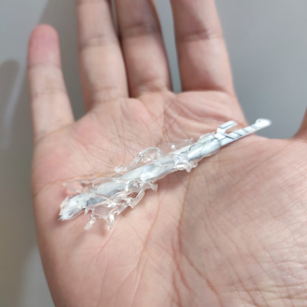 燃える忍者刀はプラ板でスクラッチしたものにリップクリームを塗りたくったクッキングシートで囲ったものにレジンと日で炙った透明プラ板でエフェクトを作り、一応着脱できるようにしましたが塗装後接着しましたw初めてにしてはうまくいったかと。以上になります。最後までご覧いただきありがとうございましたm(_ _)m