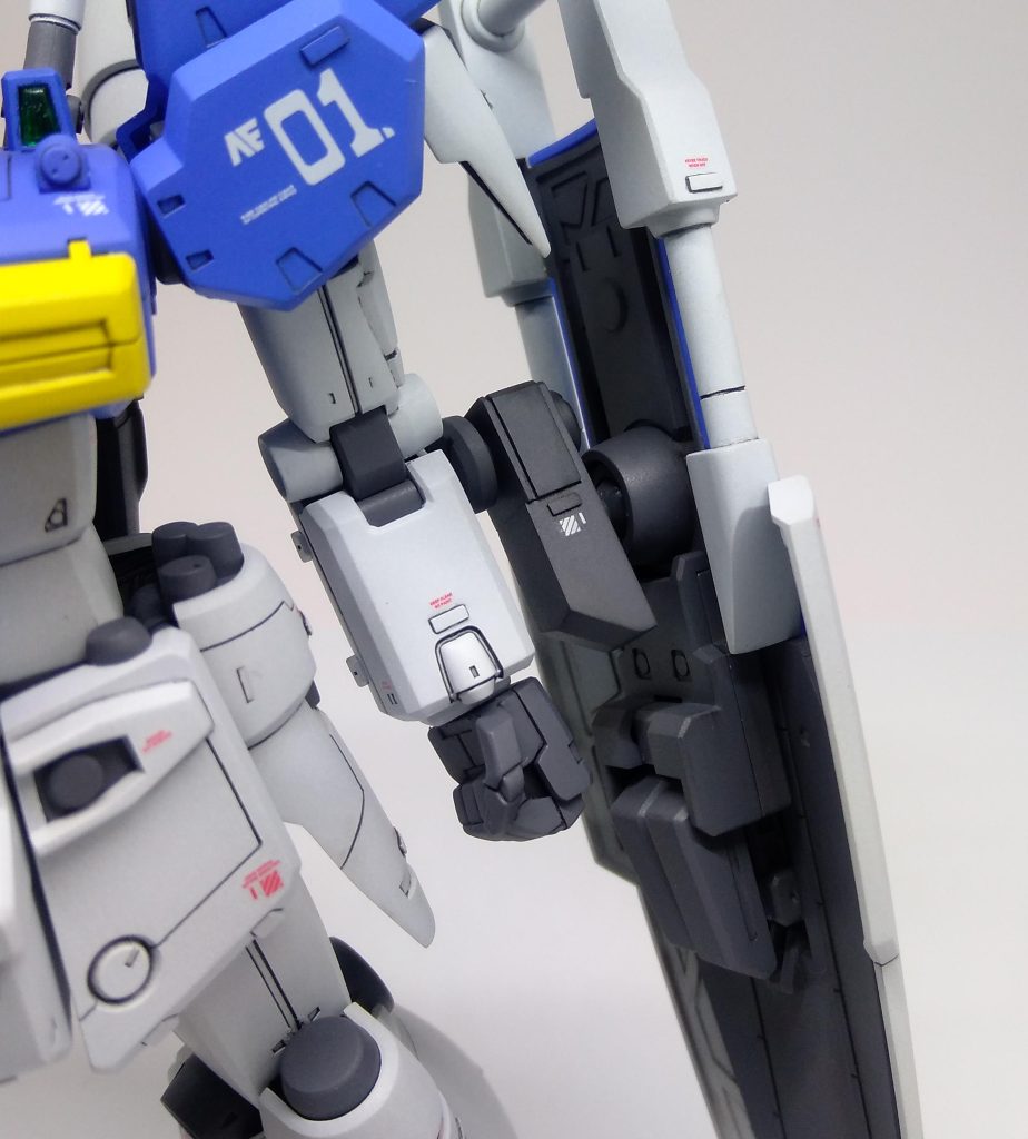 古いMGはシールドが腕に直付けがデフォルト。今回は取付のクリアランスと可動範囲の向上を目指し、サポートパーツをジャンクなどでデッチあげました。