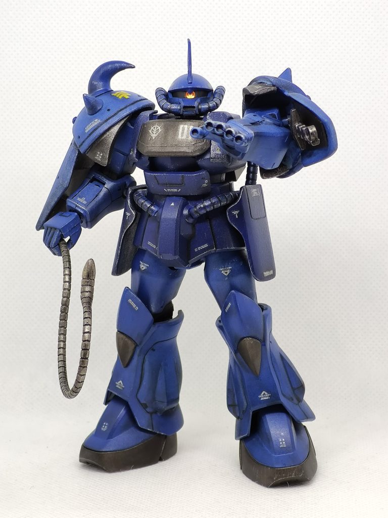 ヒートサーベル(非使用時の柄だけ状態)は左側のシールド内に収納可能としています。