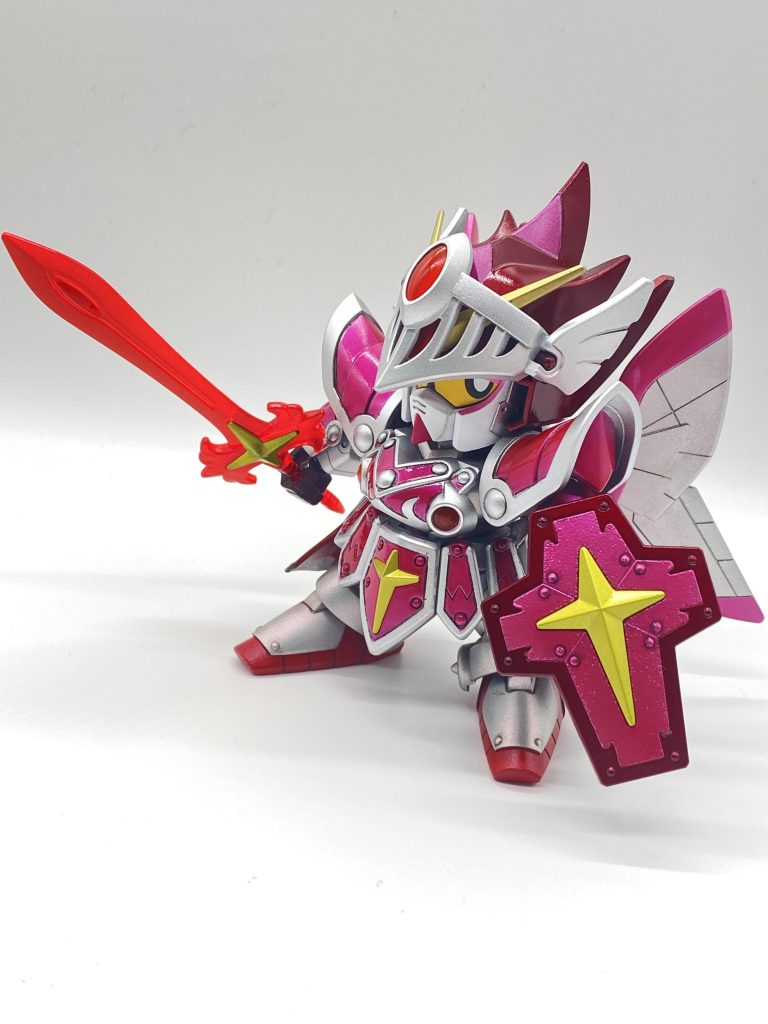 まず、設定として…サタンガンダムがブラックドラゴンに変わり、ナイトガンダムも三種の神器を身につけフルアーマーナイトガンダムに！！　が、ブラックドラゴンの全力の奥の手を受け、倒れるナイトガンダム。悪の前に倒れた勇気… そこに愛の力を持つ女神の意思が舞い降りる。奇跡が神器に新たな力を授け、新生エンジェルナイトとしてナイトガンダムは、立ち上がるのであった。その姿は、愛が満ちた女神が憑依したかのように中身は気高き女性と化していた。