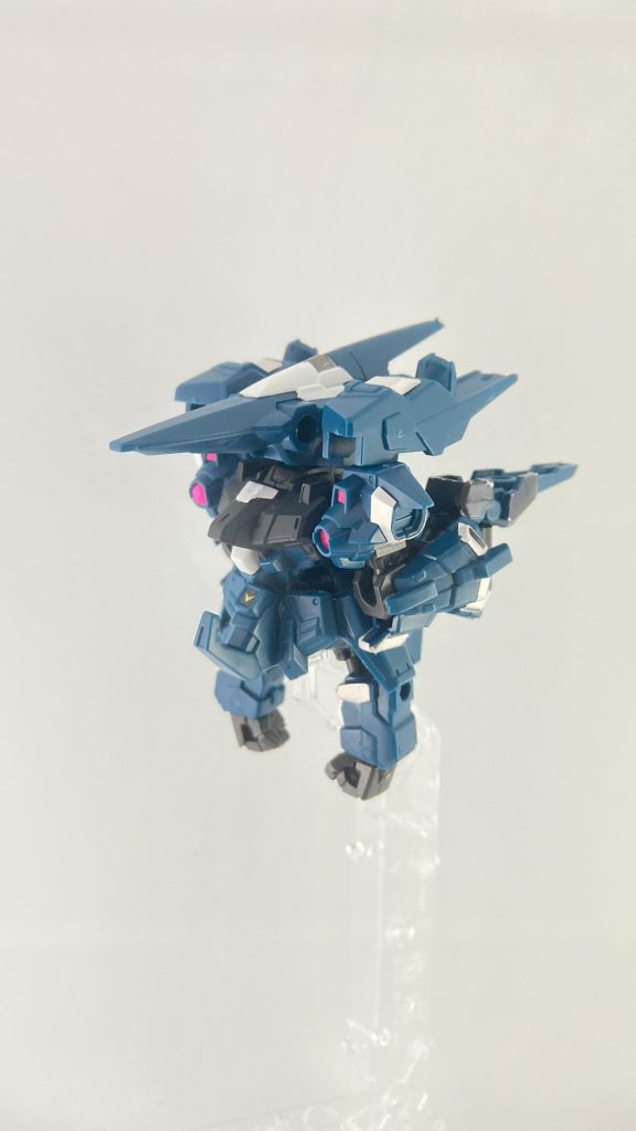 変形③頭部を外して頭があった位置にバックパックを取り付けます。(バックパックは改造して首のボールジョイントがハマるようになっています。)