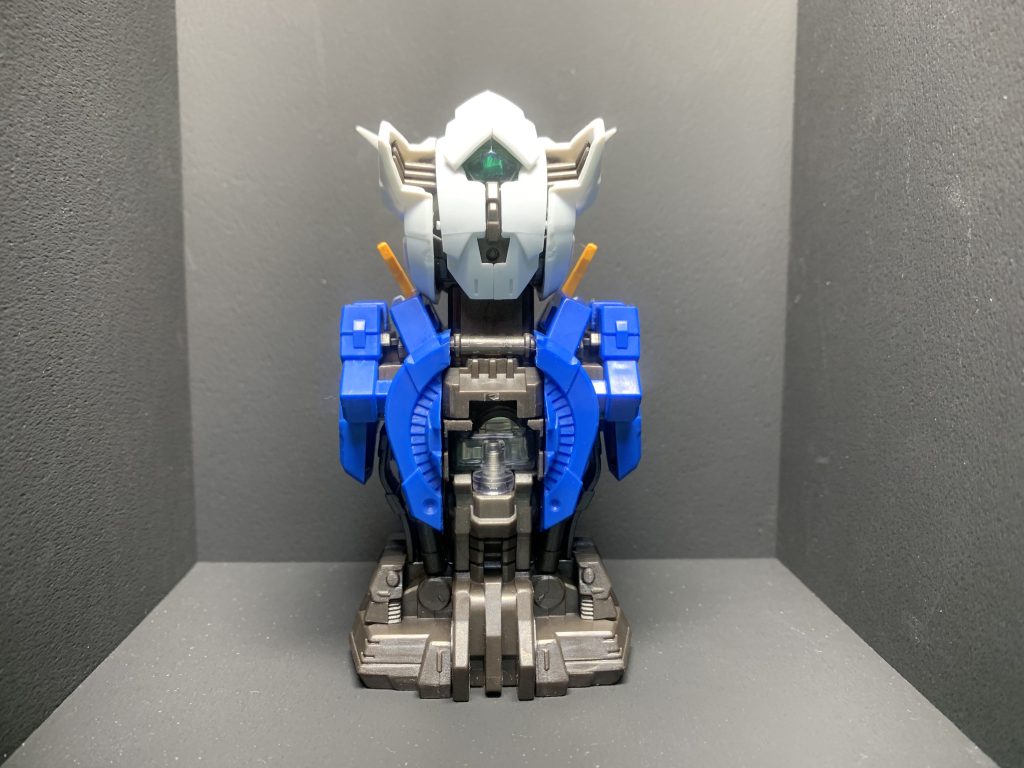 背面。後述しますが出来が悪いと言わしめたのは頭部のパーツです。それは置いておいて。ディテールはビッシリです。他のメカニカルバストも背負い物はついてないのでアレですがエクシアに関してはGNドライブは付いてて欲しかったですね。腕に覚えのある人はスクラッチしてくれ!