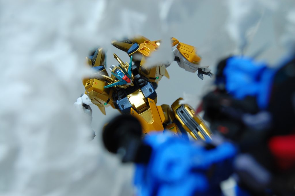 劇中の煙からヌッと現れるシーン。煙はティッシュを前ボケ撮影して表現してみました。ポッカリ空いた真ん中に向けてちぎったりねじったりし、なんとなく真中への集中線的に見えるようにしました。ティッシュはc字型に曲げたワイヤーに張り付けて固定しています。