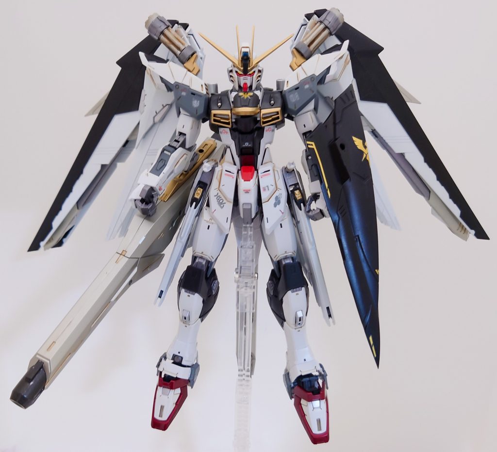 カラーリングはプロトタイプということで、全身ホワイトにしようかと考えたのですが、あまり面白くないかと思い、νガンダムカラーの配色にしてみました。