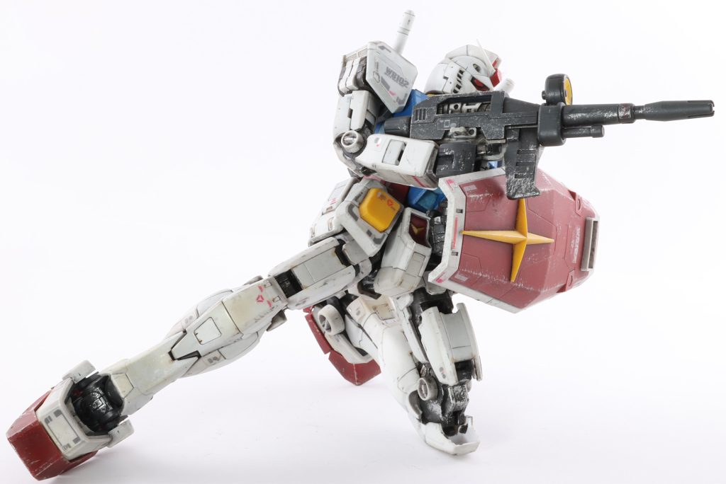 回避してからのカウンター射撃。可動範囲が広いので色々なポージングができて楽しいです。