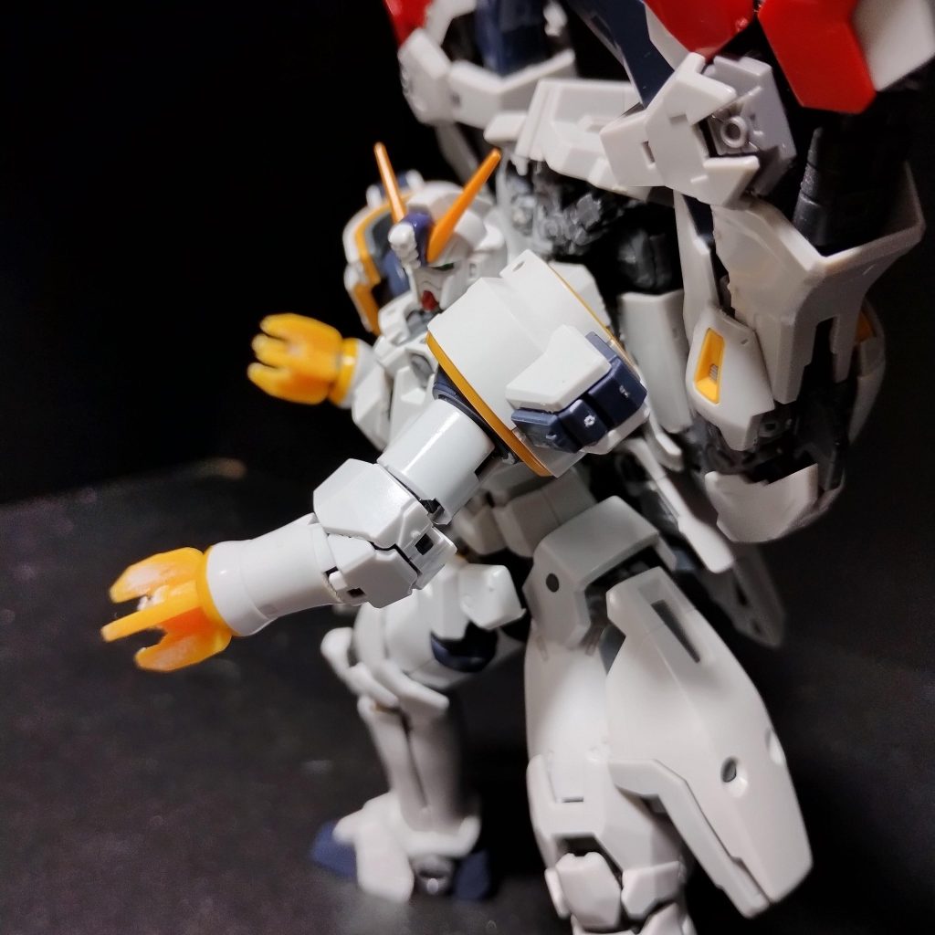 頭はクロスボーンガンダムX1のを、背面のブースター的な何かはガンダムmk2の下半身を使ってます。