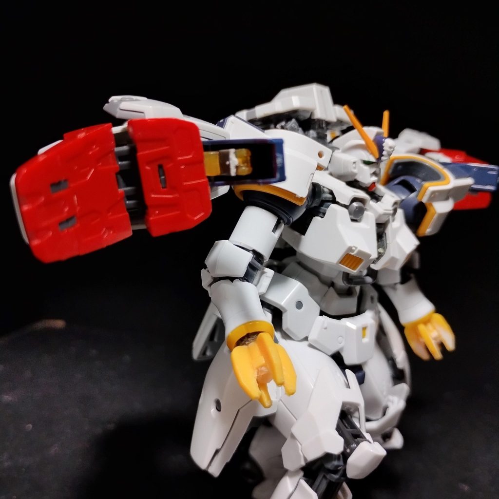 肩幅はトールギスのだけあって広いですが、ガンダムmk2の下半身を使っているだけあって、横側にも持ってこれます。アームっぽくしたかったのですがパーツが無かったので、ちょうど取れてしまっていたバンシィの脚部ブースターをはめてます。