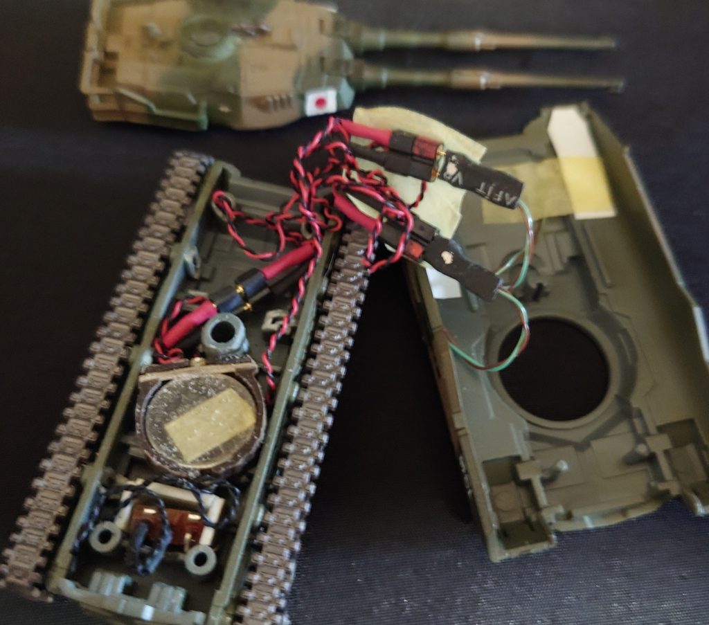 内部はご覧の通り、狭い内部を可能な限り削ってスライドスイッチ、ボタン電池、LEDチップ、ケーブルを無理くり詰め込んでます。