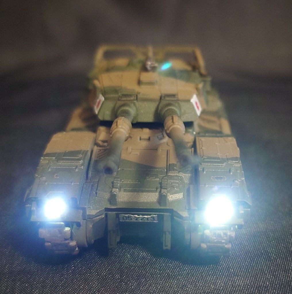 一番手間が掛かったのは、LEDチップでヘッドライトを点灯させることでした。