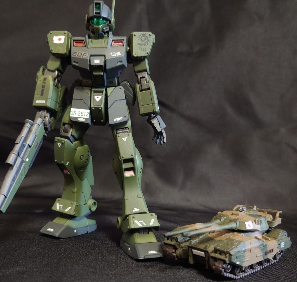 どちらも自衛隊式のナンバープレートをデカールで表現してます。