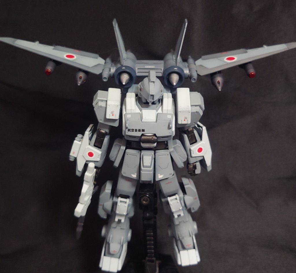 空自仕様にするのに飛べるMSしようと思い、何がいいかと考えたのですが、宇宙世紀で変形せずに自力飛行できるものだと、バイアランかグフフライトタイプくらい(ハサウェイ以降は別として)しか思いつかなかったのですが、SEED系のMSを見たときに「これだ!」と思いウィンダムのジェットパックの部分を使用してみました。
