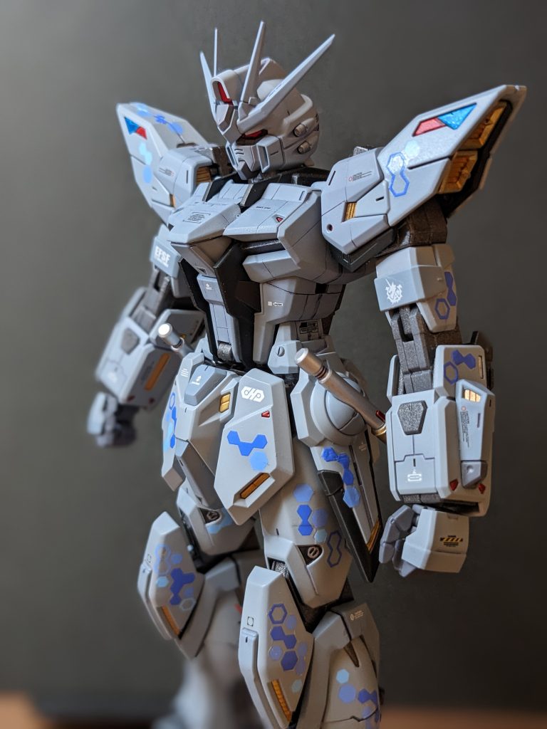 ところどころガンダムマーカーのロイヤルメタレッドで塗ってポイントにしてます。