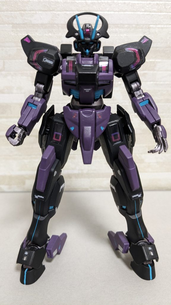 黒のフラットブラック、紫はエヴァのナイトパープルはガイアノーツを。ブルーはMr.カラーの浅葱色にホワイトを少し。関節や武装はガンダムマーカーのガンメタルで塗装しました。