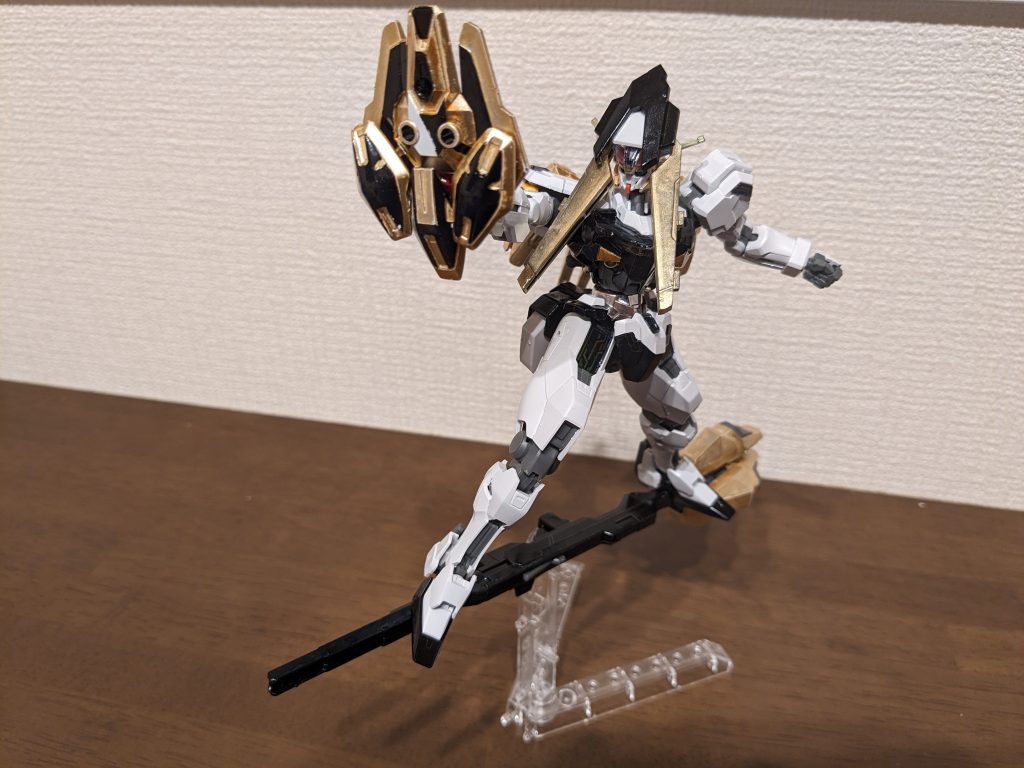 で、魔理沙は箒に立ち乗りしてるイメージがあったのでこのポーズやりたかった！ライフルが細いからバランス取るのが難しかったけど、足の隙間とか上手く使って何とかなりました。箒と八卦炉で「恋心！ダブルスパーク！！」な感じです。