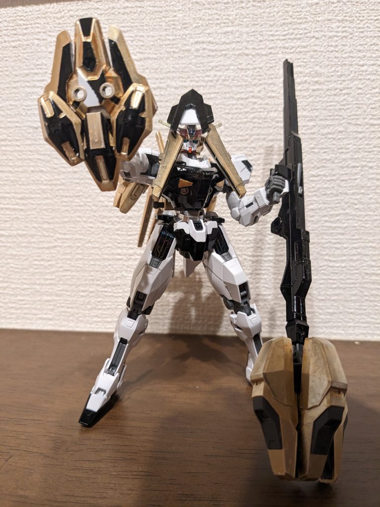 小型のガンビットいくつかをゴールド、ブラック、ホワイトで塗ってシールドに接続し、八卦炉風にしました。グリップ部分はランナーを噛ませて作ってあります。「恋符！マスタースパーク！！」って感じに見えれば嬉しいです。