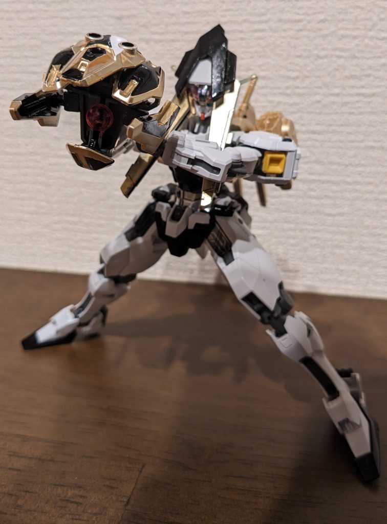 で、色々といじっていてコレいいんじゃないか！？と思ってやってみたのがこちら。目立たないようにポリキャップ等付けて、ガンビットシールド開放状態みたいな感じ。中央にクリアレッドのワンポイントを付けて持たせてみました。「八卦炉開放！魔砲！！ファイナルマスタースパーク！！」「弾幕はパワーだよ」ですな（笑）