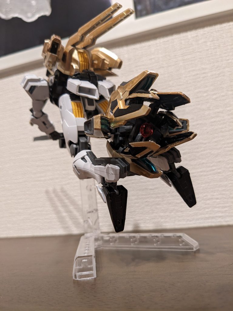 で、開放状態のままライフル後方のバーニア部分に接続してみました。サイズ感バッチリでした！バックパック、バーニア系は魔理沙の長髪をイメージしてゴールドで塗装しました。加えて、サーベル付け根に一番長いガンビットをゴールドに塗装して接続し、より髪っぽく見えそうな感じにしました。