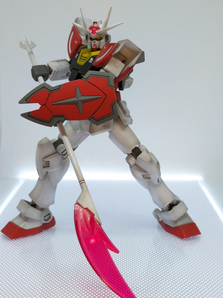 本キットオリジナルウェポン、ビームラ―ナギナタ。ナギナタは下段に構えるのが好きです。ナギナタなのに小型とはいえ盾を持ってるのは何となく違和感がｗ