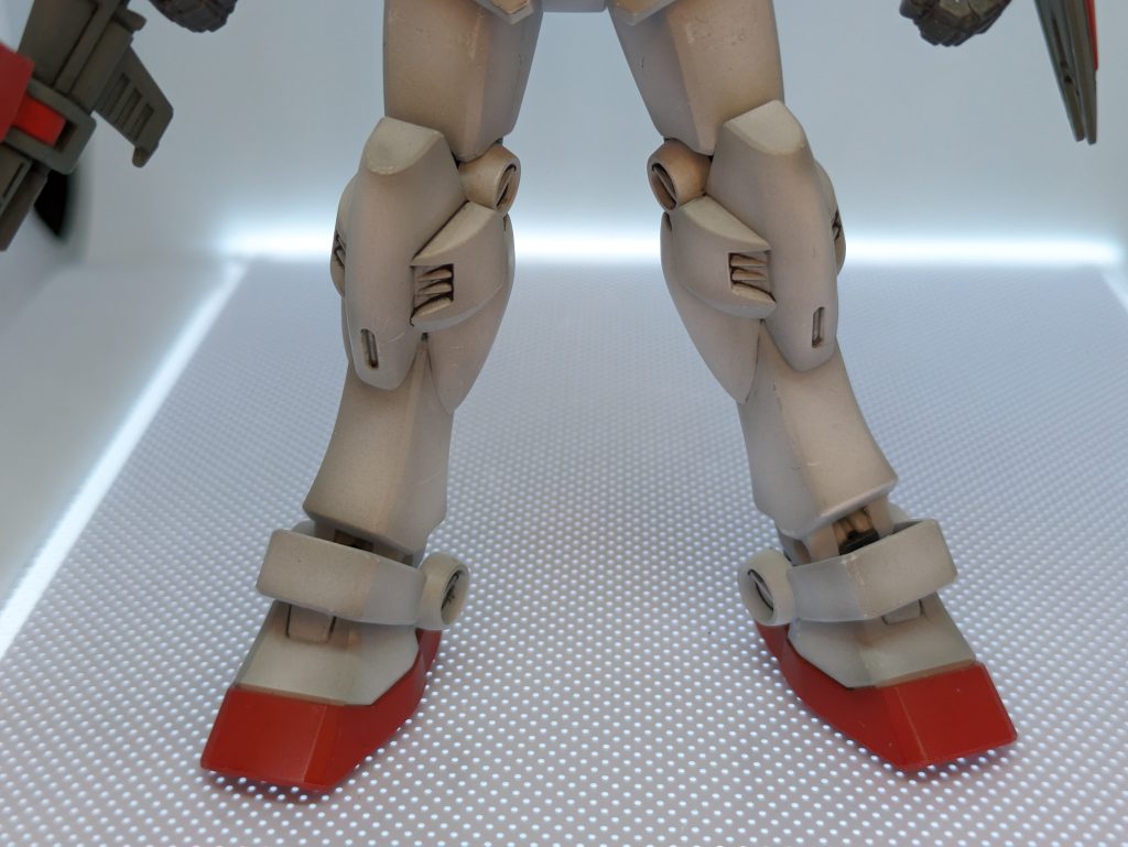 実はシャドウ吹きは足が一番最後にやったのでいくらかマシにみえますｗほんとはデカールもちょっと貼ってたけど剥がれてしまったので無くしました。なお、本キットの最大の欠点として、EGガンダムがベースになってるために脚部に合わせ目がばっちり出ちゃいますのでこれから作成される方はご注意を。