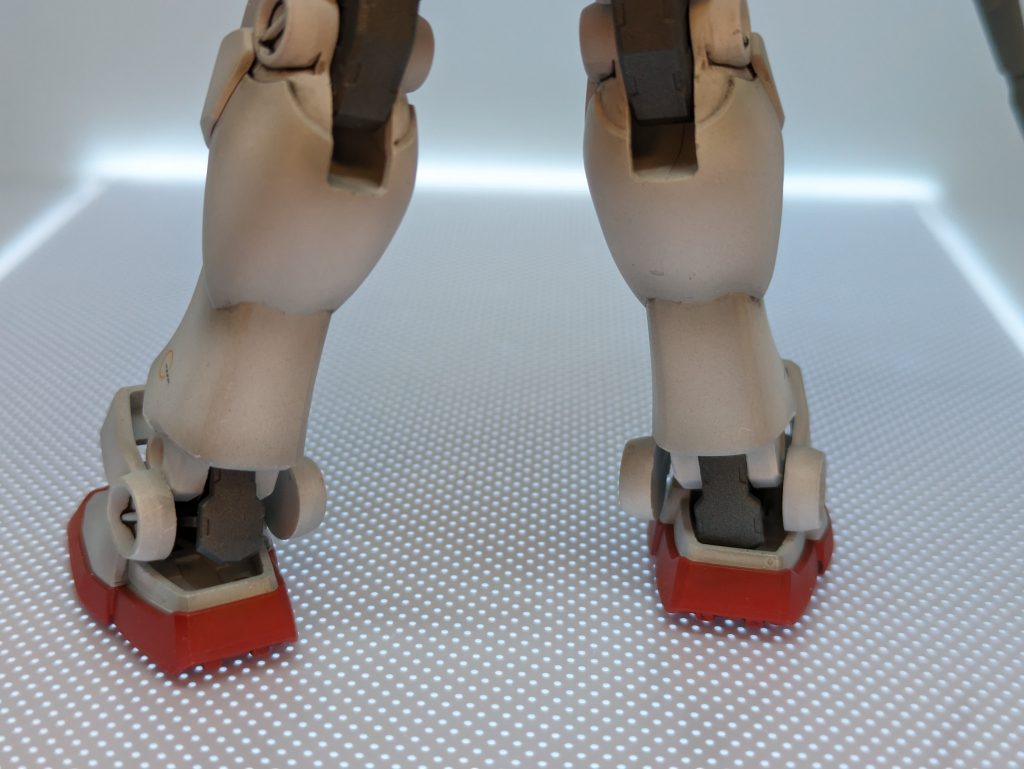 脚部裏はモールドもなくのっぺりとしてます。足の裏はモールドびっしりなのにｗ機能美といえるかと思いますｗ・・という感じにEG「ラーガンダム」でした。元がEGガンダムであることがはっきり分かりリスペクト感を残しつつここまで印象変わるデザインに出来るのはさすがと感じました。