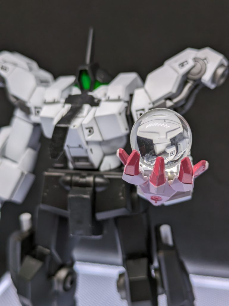 だが、その噂は事実であった。彼の左手は「バイド」と呼ばれる凶悪な宇宙生物が寄生したものであり、その凶悪な左手を隠すために黒いテープを巻き付けているのである。制御のためにGUND技術が使われている、という噂もあるがこれは定かではない。