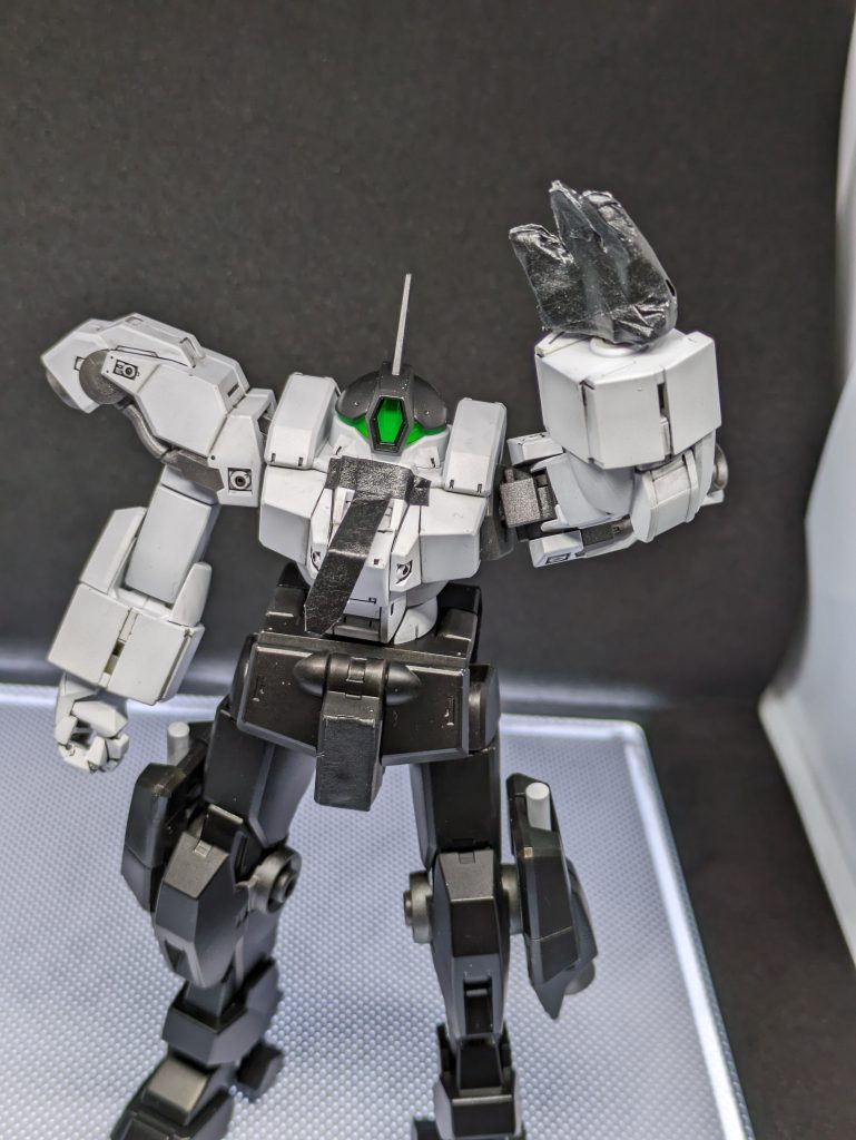 彼はアスティカシア学園に新しく編入されたＭＳ教習課担任の教師である。このMSは彼専用にカスタマイズされたデミバーディングの試作機であり、彼自身優れたMSパイロットであるためにMS教習教員として優秀な存在である。性格もとても生徒思いだが、私生活がだらしないという欠点があるため、よく生徒たちにいじられている。そして彼とこのMSには詳細不明な謎や噂が数多くあるという。彼の素性とMSの左手である。彼は一般の人には感知することができない未知の生物、所謂「宇宙生物」と関わることができ、害をなす宇宙生物を退治することができるという噂や、彼の左手はいつかの時、宇宙生物に取りつかれてしまい、それを隠すためにテープが巻かれている、などである。