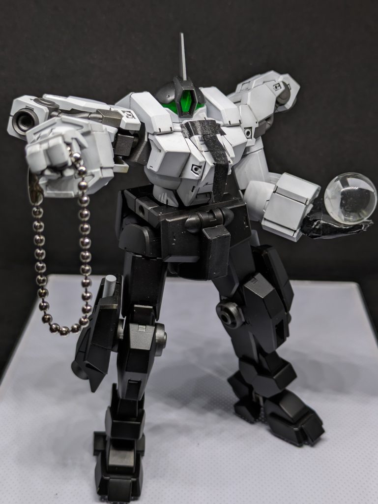 彼の基本的な武器は地球では採取できない特殊な鉱石で作られた水晶球と、小さな球を繋ぎ合わせた仏教で使われる「ジュズ」に酷使した物であり、水晶玉で宇宙生物を感知し、「ジュズ」で物理的に打撃を与えることができる。