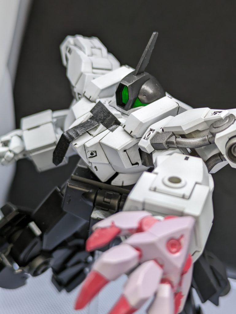 「俺の生徒に手を出すな！」彼は生徒たちに危険が迫ったときだけ左手の封印を解き、通称「バイドハンド」で生徒たちを全力で守るのだ！