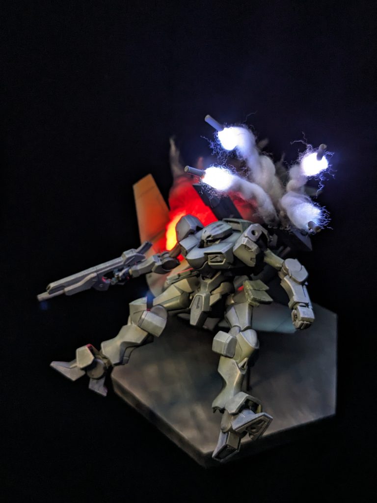 ミサイルの噴射、ティックバランの爆破はLEDで表現してます。両キット共成型色仕上げです。影とハイライト部分をエアブラシを使いました。