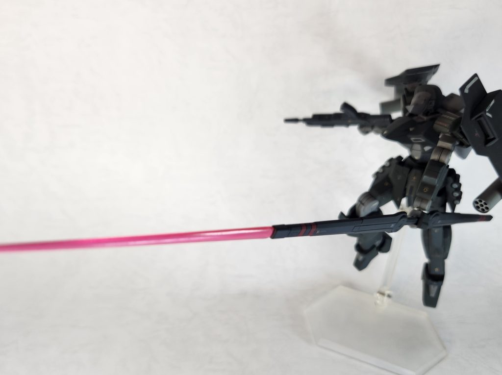 天才が使いこなしたビームワイヤーを単純化しレンジの長い格闘兵装にデチューンしています。