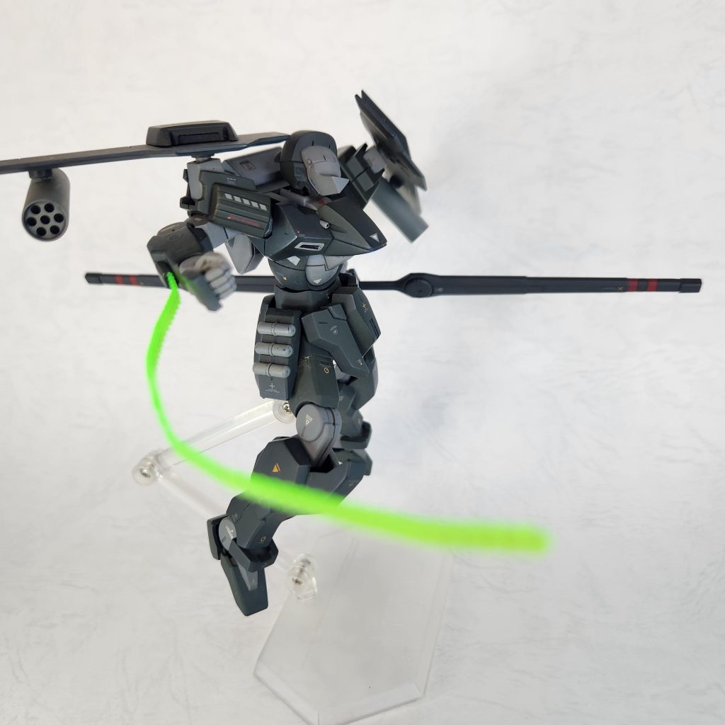 ビームワイヤーは腕部武装に移動され近接戦に使用されます。