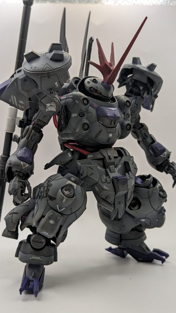 『破』の漢字デカールとダイソーの何かのコードが気に入ってます!機体サイズに合わせるためMGバルバトスからハンドパーツと武器を拝借。