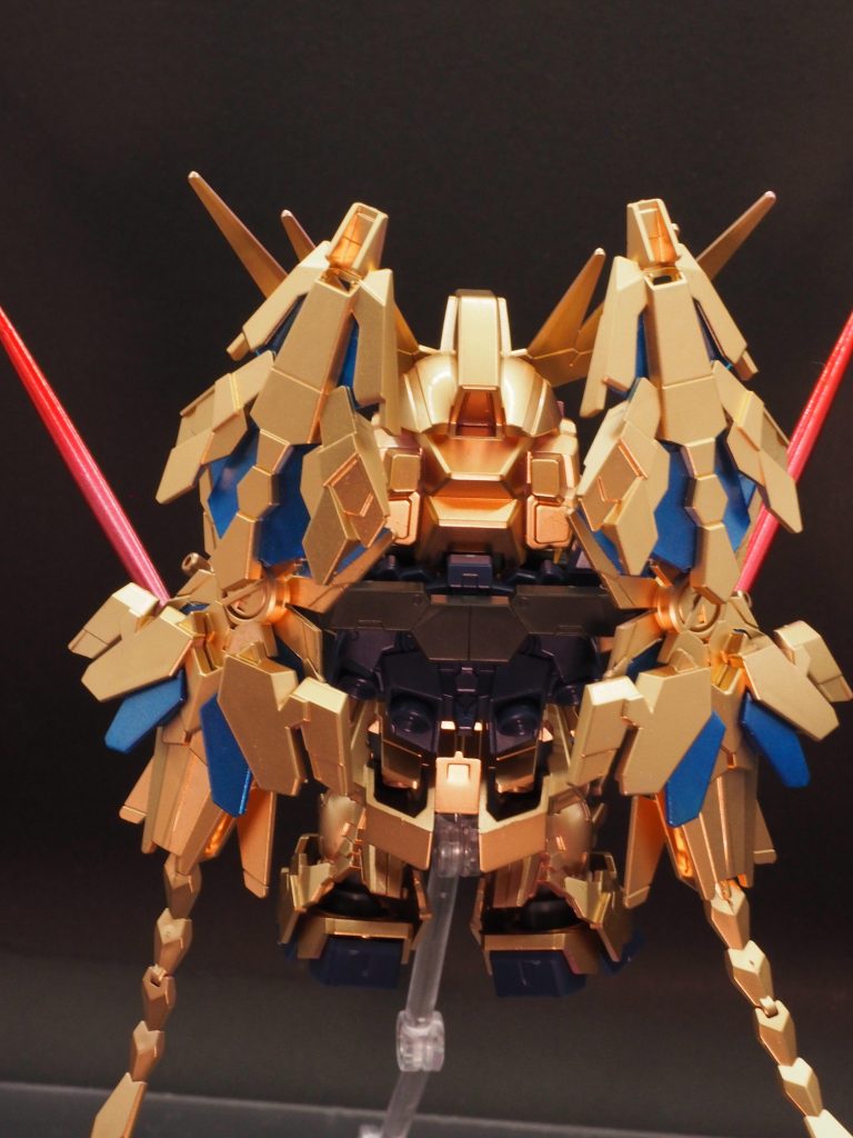 外装ゴールドはピンク下地からのクレオス スーパーメタリック2のリッチゴールド、透明のサイコフレームはガイアのプライマリーメタリックブルーの上に、クレオス ダイヤモンドシルバーを吹いています(影になる内部フレームは下地にクレオス ウルトラシルバーを敷いています)ツインカメラもサイコフレームに合わせるのが自然かなぁ、という気がしたのでサイコフレームと同塗装です(ちょっと混ぜ物を入れてますが)