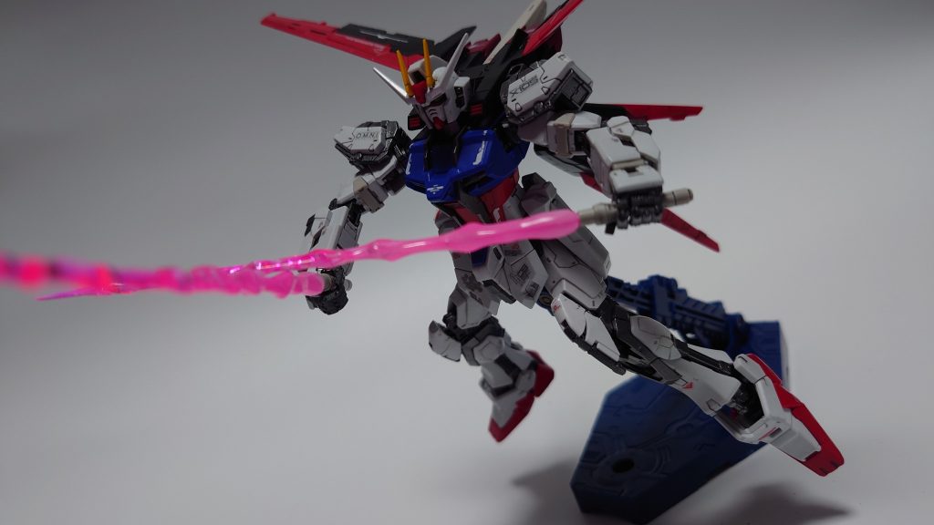 ついでにMSエフェクトからビームサーベルを塗装してみました。蛍光ピンクとホワイトで