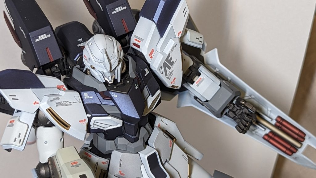 シールドがvガンダムとほぼ同一型でイカス。こういう設定大好きです。当初はスタインの坊主ヘッドが気に入らなかったが、連邦のV型でも無く、ジオン系の一本型でも無い”原石”的なところが良いなと思い直しました。