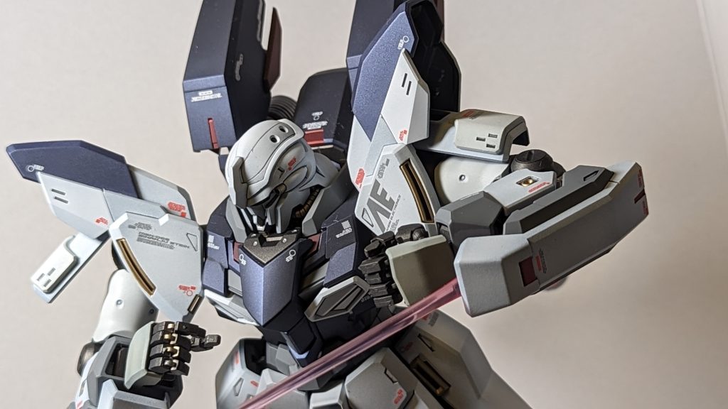 こんなとこにビーム・サーベル隠し持ってます。ユニコーンガンダムっぽくて良いですね。