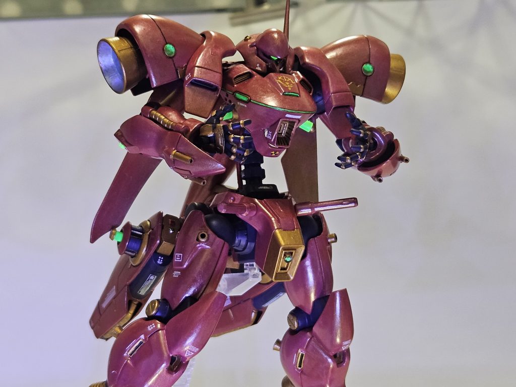 改修ポイントコクピットハッチをメガ粒子砲に変換。搭乗は別の場所からお願いしますm(_ _)mアームビーム砲にバレルを追加。ハンドパーツはブキヤのパーツ。股の付け根と大腿部の増長により、内股が出来るようになりました。足の甲になんとなくスパイク?悪魔的に??多分蹴りの破壊力は上がりました(^_^;)腰には、みんな大好きミラソウルフライトユニット完備w