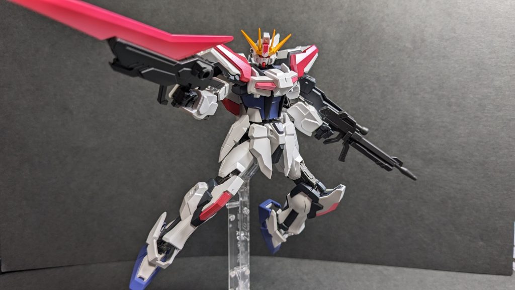 ビームエフェクトのクリアパーツは蛍光ピンクに白をサッとふきつけています。武器は黒っぽい感じが好みです。