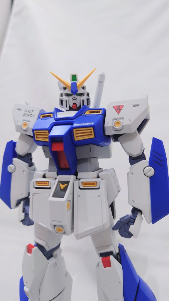 水転写デカールを使いたかったので、最低限しかデカールを貼っていません。また、わずかですが、顔を削り小型化しています。