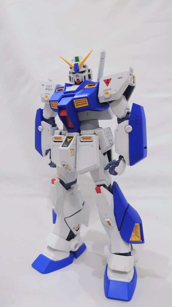 人によっては足を延長し、上半身を延長し…とされているようでしたが、あまりにカッコよくなりすぎるのも私の好みではないので、胴体を3mm延長するだけで済ませました。自分としては好みのデザインとなりました。