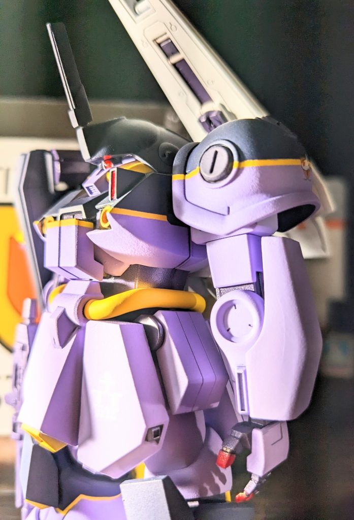 ヘルメット裏は、つや消しが掛からない様に塗装したので。若干ですがモノアイを反射します(モノアイは左右に振れる様にしてあります。