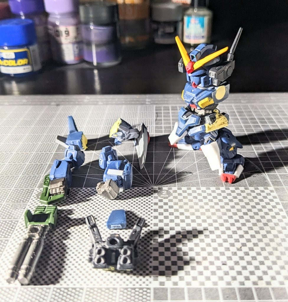 コンバージとガシャポン戦士のミキシングで進めさせて戴きました。追加装甲感を持たせたかったので、スネ周りはプラ材を削り出しました。