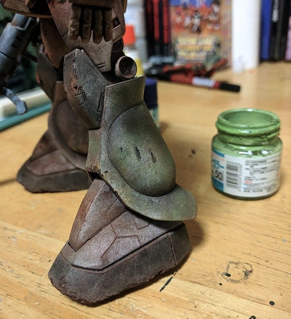 ある日突然旧ザクカラーにしてみたくなったのですが、塗装してまた汚しとなると手間がかかるな〜と。なのでそのカラーをドライブラシしたらそれだけで済むかな～とその場の思いつきでひたすらドライブラシ