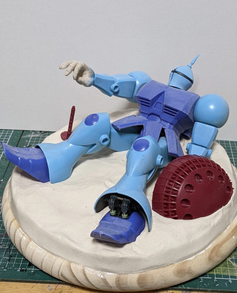 ベースの土表現に100均の石粉粘土使用。左足首の関節は切り取ったのですが、中の空洞が丸見えなので、ジャンクパーツでそれらしくでっち上げました。