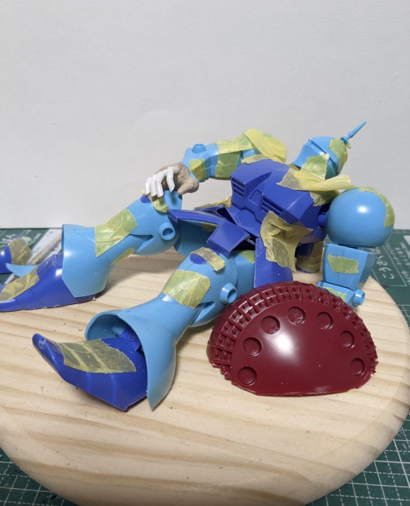 ベースは近くのホームセンターで購入。固定ポーズですが、右腕のみ可動を残しています。右手は四苦八苦しながらプラパイプとパテでなんとか形にしました。