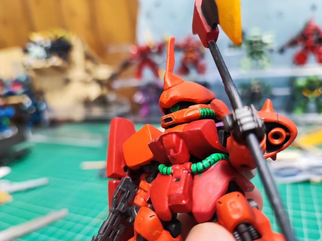 でかい近接武器を持たせたかったので、モビリティジョイントのランナーにプラ板とエポパテをモリモリしてトマホークっぽいものも作ってみました。武器作るのも中々難しい…